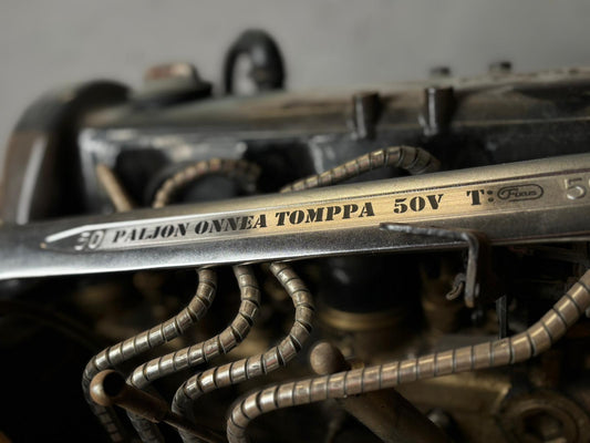 Kiintolenkkiavain kaiverruksella