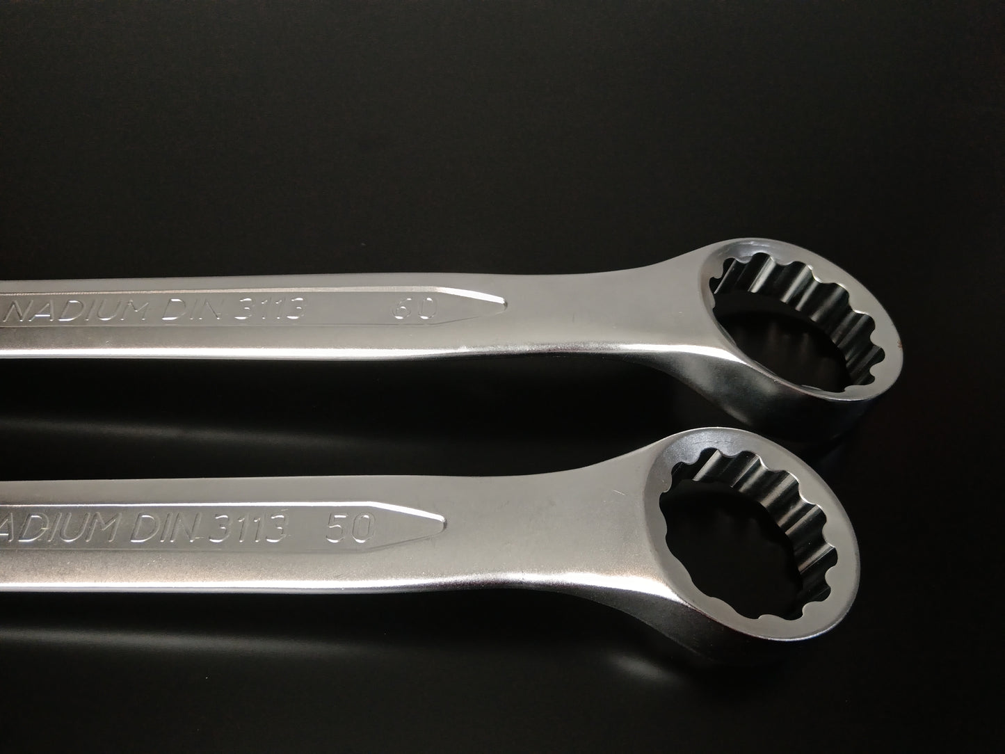 Kiintolenkkiavain kaiverruksella